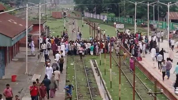 রামসাগর এক্সপ্রেস ট্রেনের ছাদের উপর থেকে পড়ে ১জনের মৃত্যু 